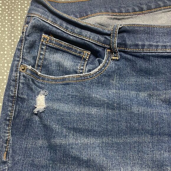 EUC Old Navy The Boyfriend jean size 16 regular distressing on front - Picture 3 of 10